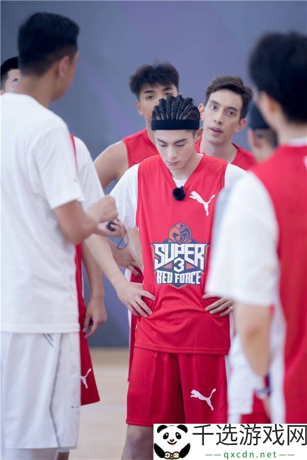 2019超级企鹅联盟Super3星斗场中王鹤棣帅气回归：以篮球之名重新定义年轻活力与魅力